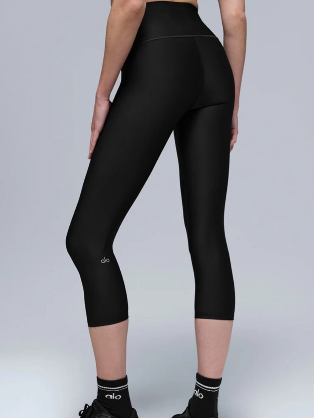 Alo Yoga| High-Waist Airlift Capri | Black | Large